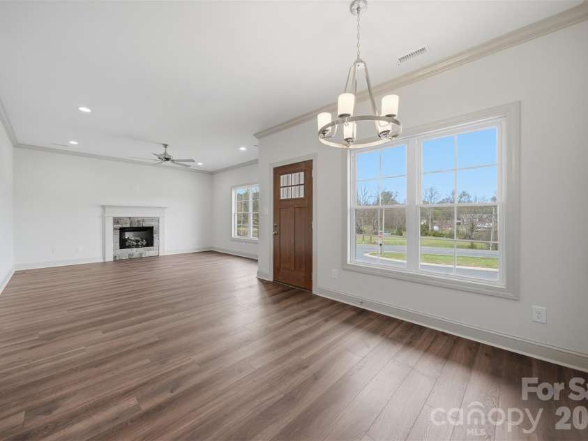 4957 Southview Drive, Hickory, NC 28602.  MLS# CAR4411205, YatesRealty ID 5000. 