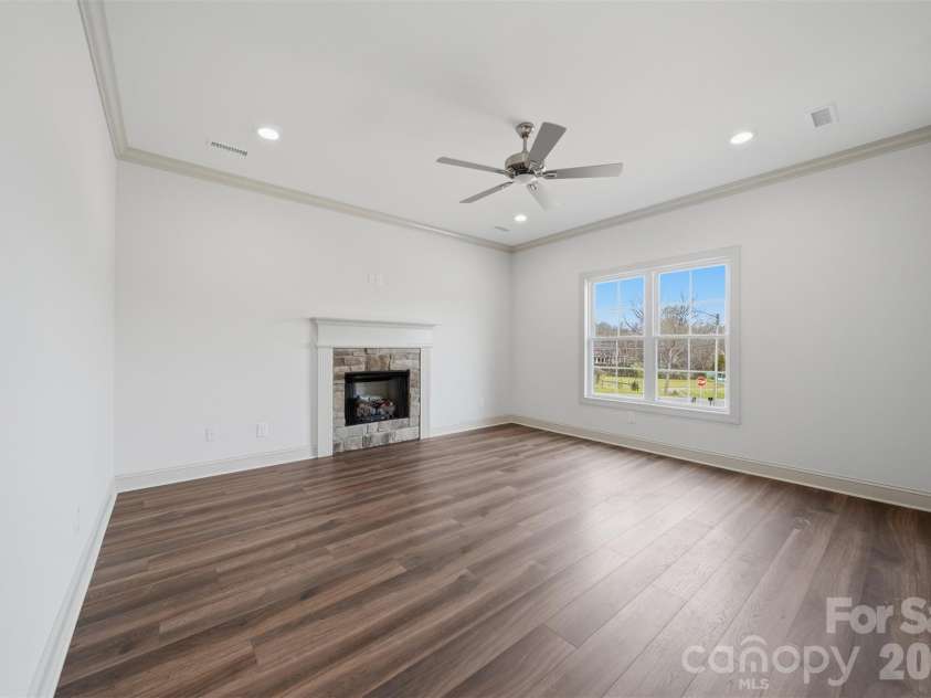 4957 Southview Drive, Hickory, NC 28602.  MLS# CAR4411205, YatesRealty ID 5000. 