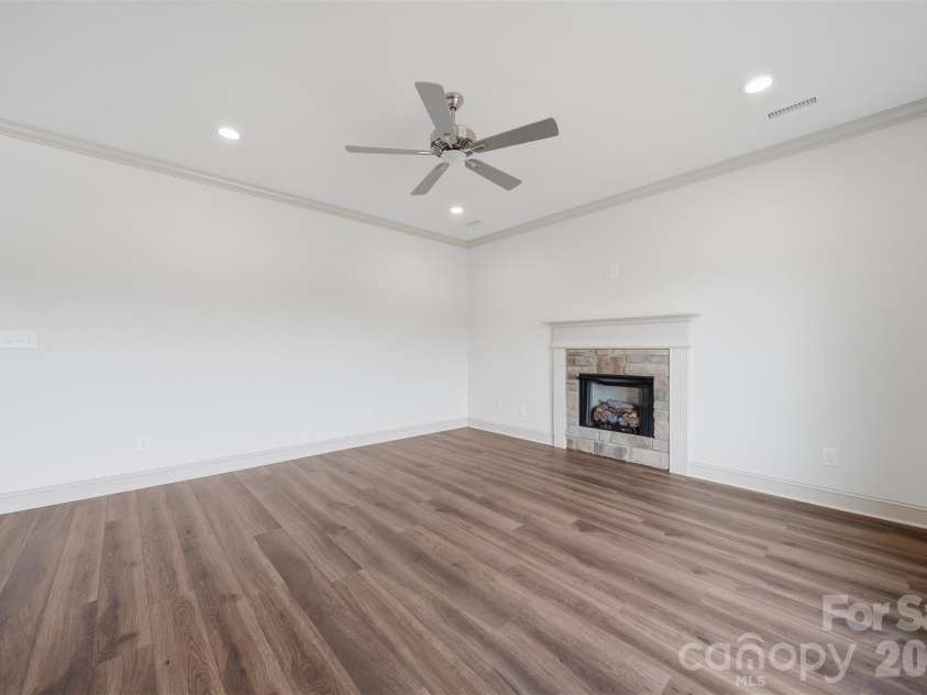 4957 Southview Drive, Hickory, NC 28602.  MLS# CAR4411205, YatesRealty ID 5000. 