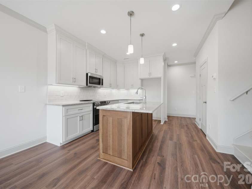 4957 Southview Drive, Hickory, NC 28602.  MLS# CAR4411205, YatesRealty ID 5000. 