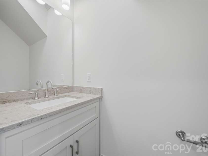 4957 Southview Drive, Hickory, NC 28602.  MLS# CAR4411205, YatesRealty ID 5000. 