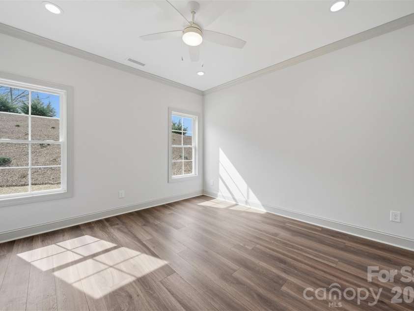 4957 Southview Drive, Hickory, NC 28602.  MLS# CAR4411205, YatesRealty ID 5000. 