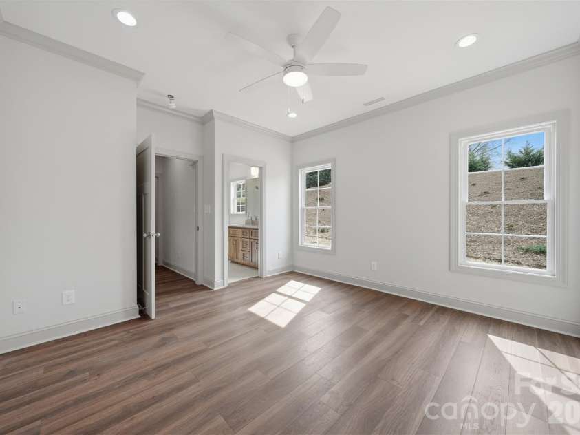 4957 Southview Drive, Hickory, NC 28602.  MLS# CAR4411205, YatesRealty ID 5000. 