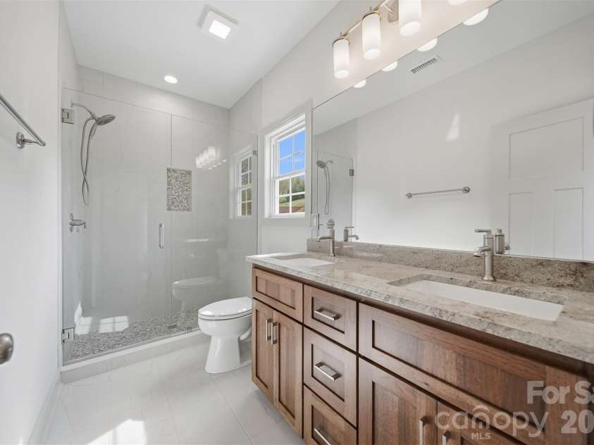4957 Southview Drive, Hickory, NC 28602.  MLS# CAR4411205, YatesRealty ID 5000. 