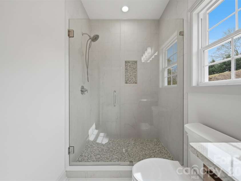 4957 Southview Drive, Hickory, NC 28602.  MLS# CAR4411205, YatesRealty ID 5000. 
