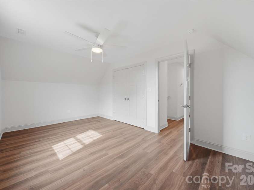 4957 Southview Drive, Hickory, NC 28602.  MLS# CAR4411205, YatesRealty ID 5000. 