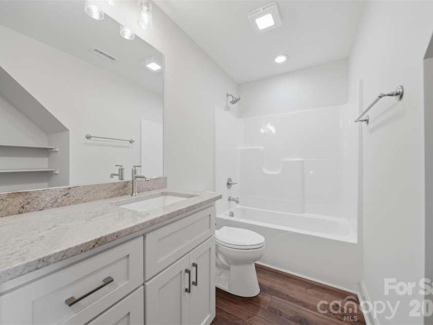 4957 Southview Drive, Hickory, NC 28602.  MLS# CAR4411205, YatesRealty ID 5000. 