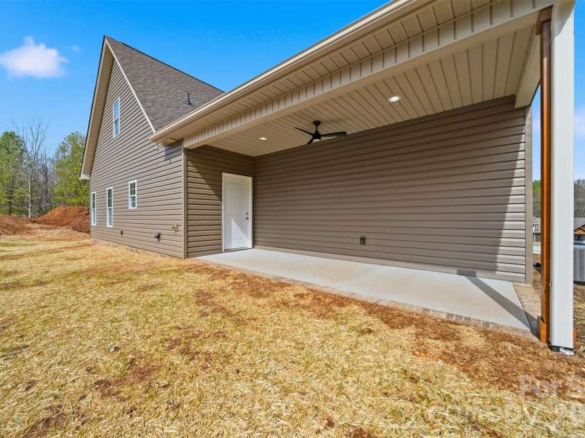 4957 Southview Drive, Hickory, NC 28602.  MLS# CAR4411205, YatesRealty ID 5000. 