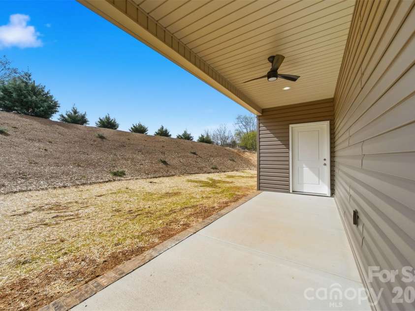 4957 Southview Drive, Hickory, NC 28602.  MLS# CAR4411205, YatesRealty ID 5000. 