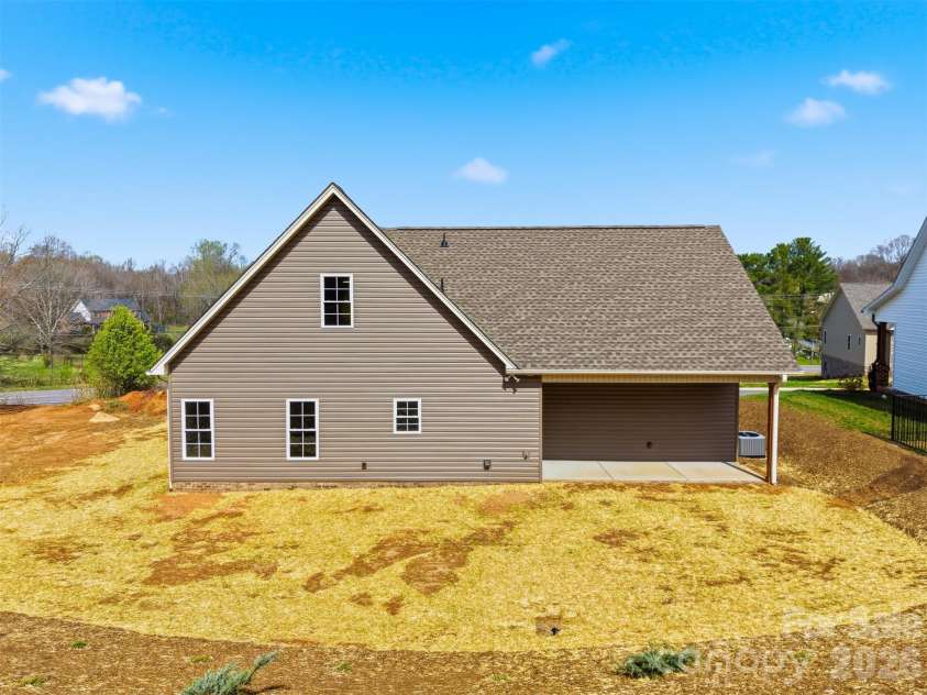 4957 Southview Drive, Hickory, NC 28602.  MLS# CAR4411205, YatesRealty ID 5000. 