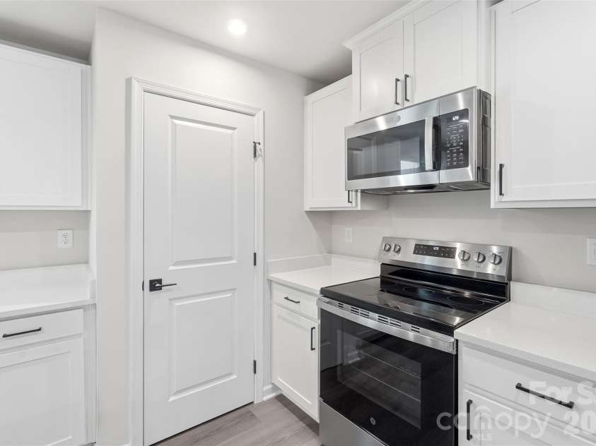 10253 Florentine Way, Charlotte, NC 28214.  MLS# CAR4422774, YatesRealty ID 50000. 