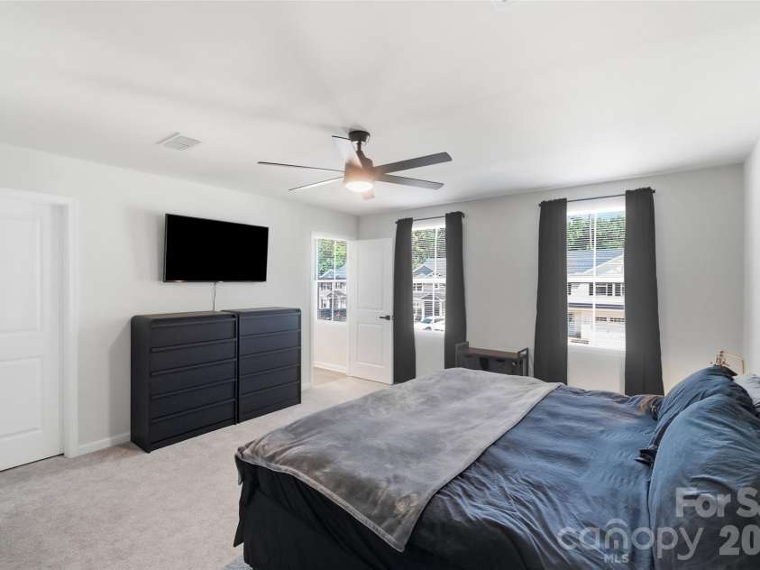 10253 Florentine Way, Charlotte, NC 28214.  MLS# CAR4422774, YatesRealty ID 50000. Primary BR