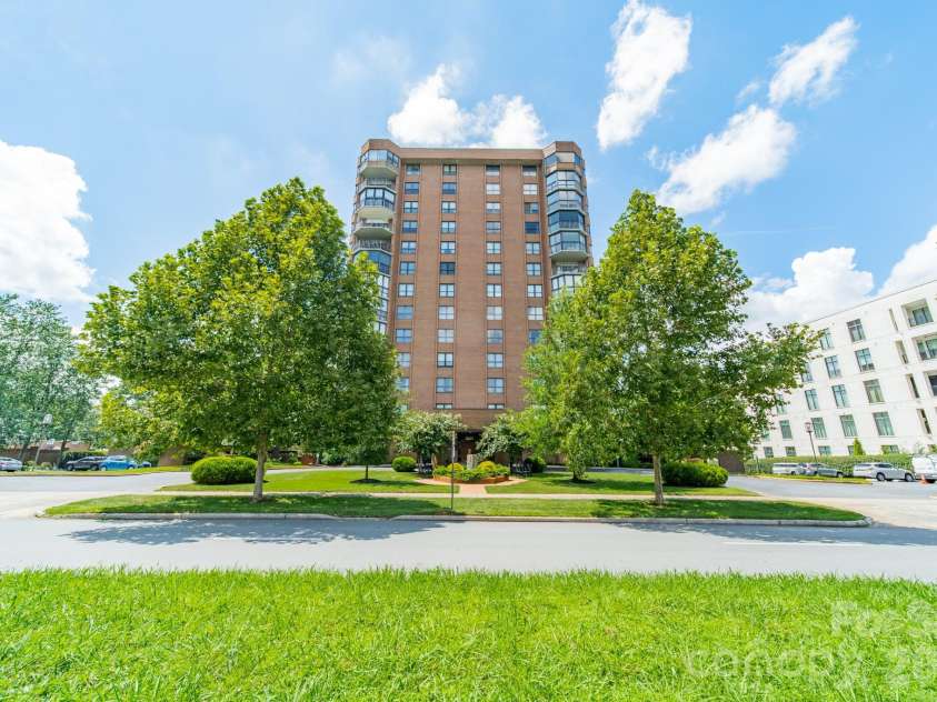 1530 Queens Road, Charlotte, NC 28207.  MLS# CAR4413121, YatesRealty ID 50008. 1530 Queens Road