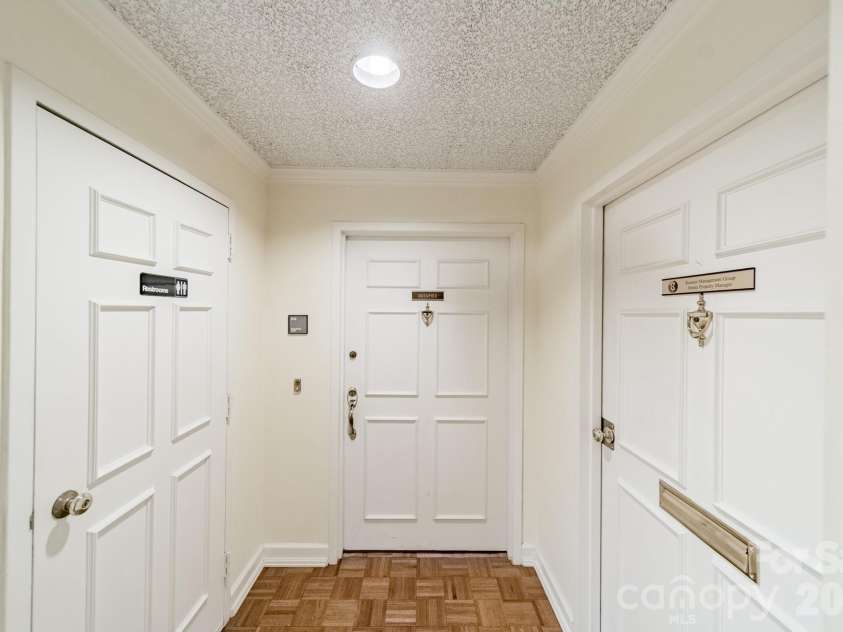 1530 Queens Road, Charlotte, NC 28207.  MLS# CAR4413121, YatesRealty ID 50008. Generously sized hospitality suite on the 1st level