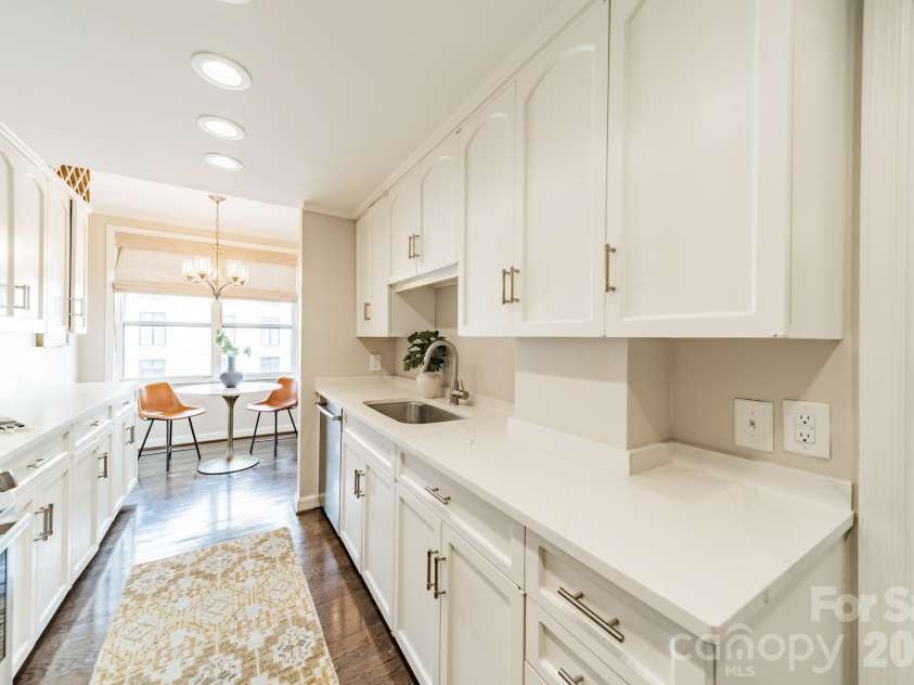 1530 Queens Road, Charlotte, NC 28207.  MLS# CAR4413121, YatesRealty ID 50008. Kitchen