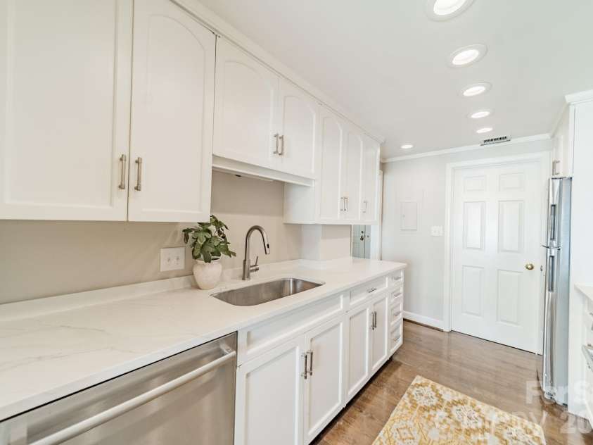 1530 Queens Road, Charlotte, NC 28207.  MLS# CAR4413121, YatesRealty ID 50008. Kitchen