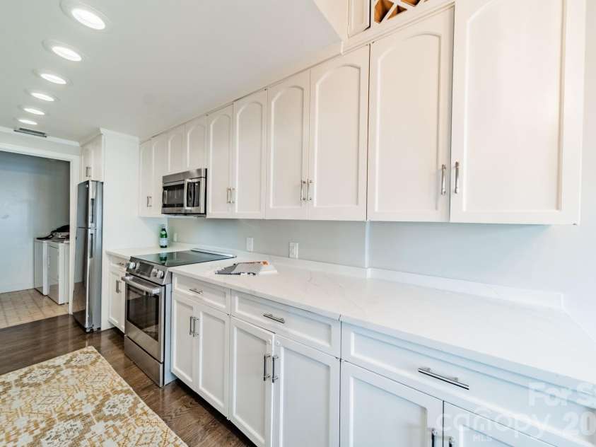 1530 Queens Road, Charlotte, NC 28207.  MLS# CAR4413121, YatesRealty ID 50008. Laundry Room off the Kitchen
