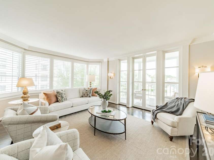 1530 Queens Road, Charlotte, NC 28207.  MLS# CAR4413121, YatesRealty ID 50008. Living Room
