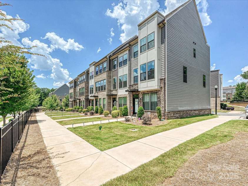 824 Broad River Lane, Charlotte, NC 28211.  MLS# CAR4278902, YatesRealty ID 5001. 