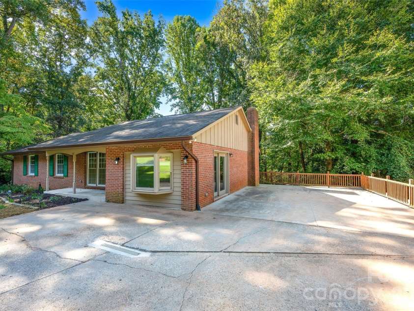 247 Spring Shore Road, Statesville, NC 28677.  MLS# CAR4423514, YatesRealty ID 50013. 