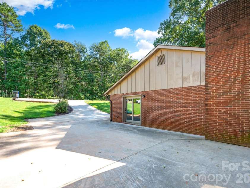 247 Spring Shore Road, Statesville, NC 28677.  MLS# CAR4423514, YatesRealty ID 50013. 