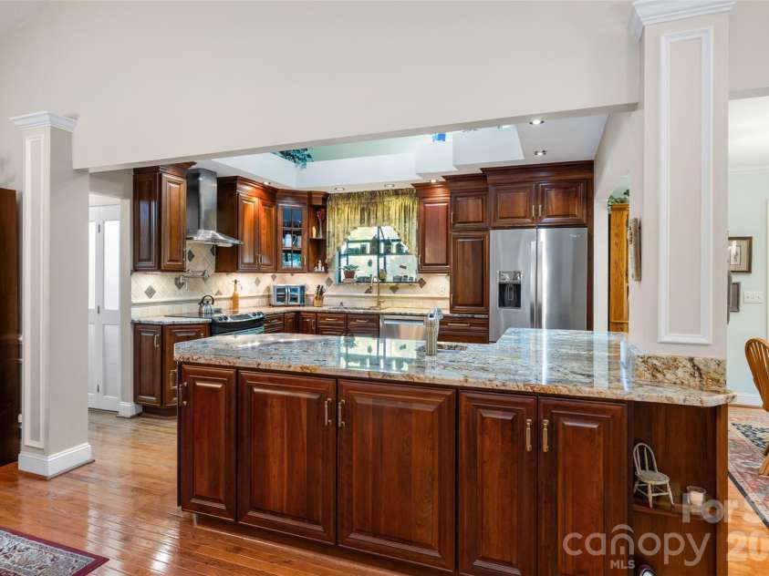 55 Heritage Drive, Lake Wylie, SC 29710.  MLS# CAR4423377, YatesRealty ID 50015. Updated Kitchen