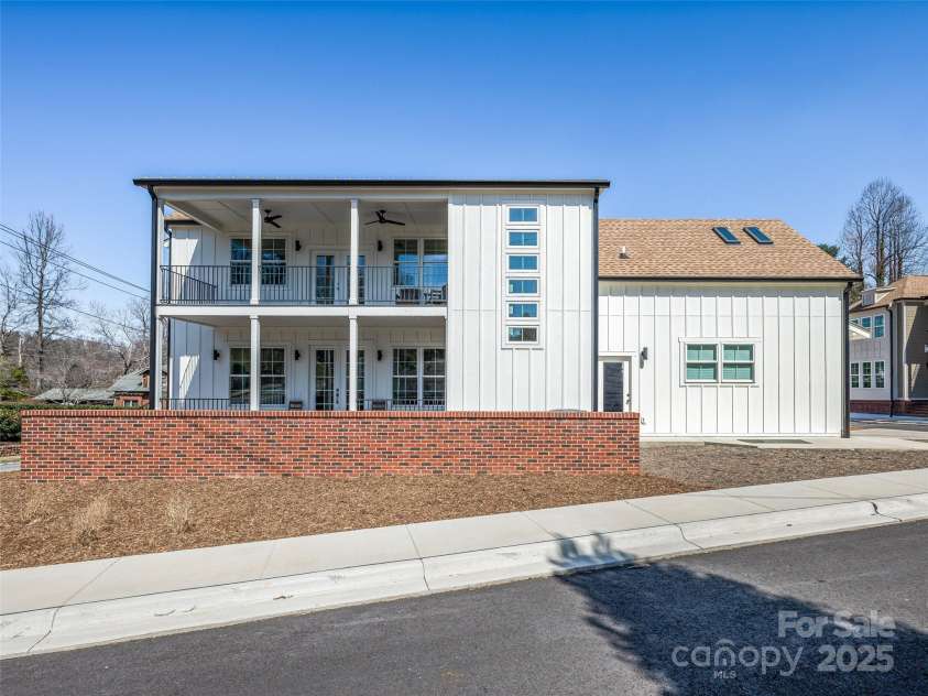 60 Skyvue Court, Saluda, NC 28773.  MLS# CAR4230608, YatesRealty ID 5003. 