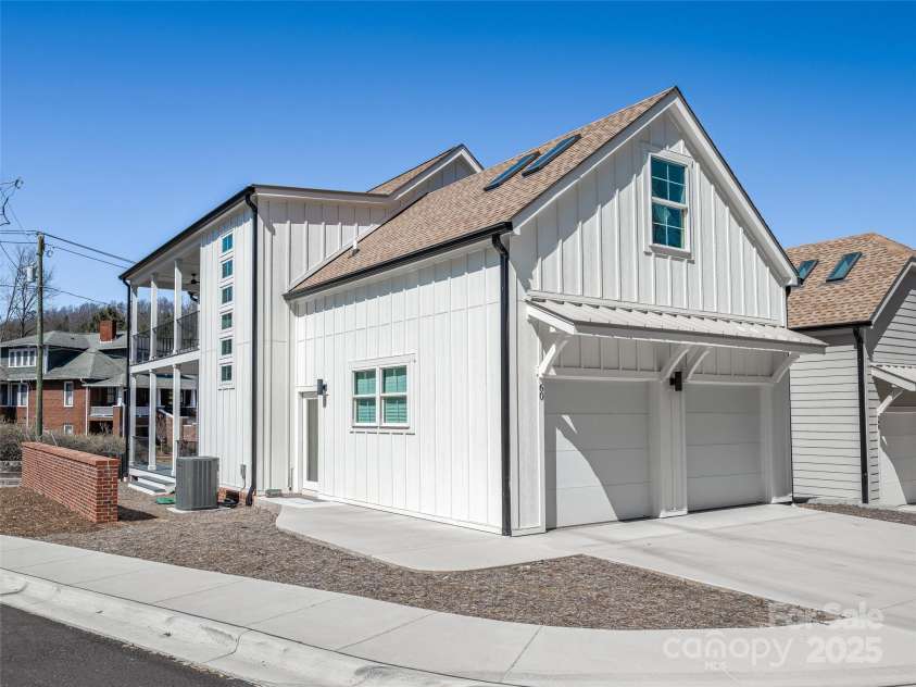 60 Skyvue Court, Saluda, NC 28773.  MLS# CAR4230608, YatesRealty ID 5003. 
