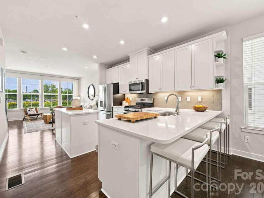 260 Parkwood Avenue, Charlotte, NC 28206.  MLS# CAR4423328, YatesRealty ID 50035. 