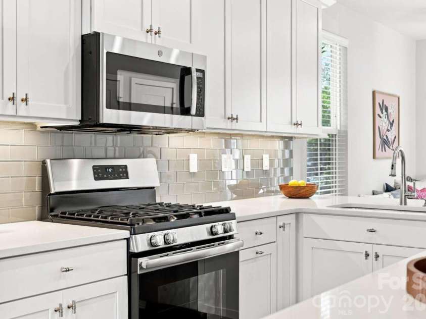260 Parkwood Avenue, Charlotte, NC 28206.  MLS# CAR4423328, YatesRealty ID 50035. 