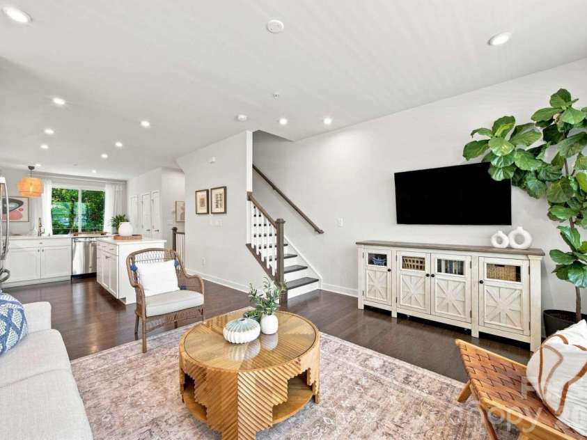 260 Parkwood Avenue, Charlotte, NC 28206.  MLS# CAR4423328, YatesRealty ID 50035. 
