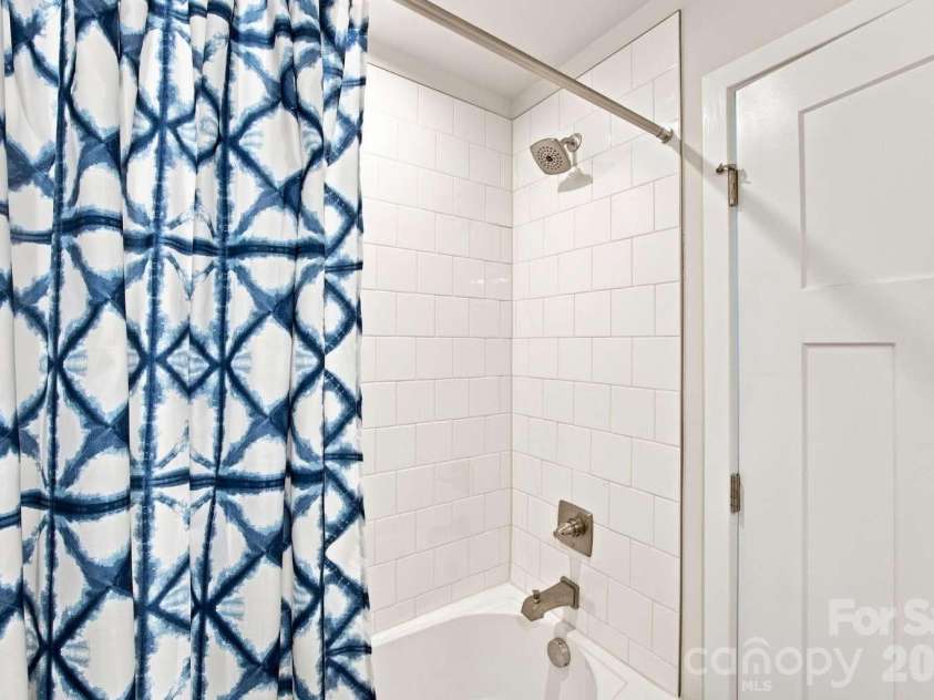 260 Parkwood Avenue, Charlotte, NC 28206.  MLS# CAR4423328, YatesRealty ID 50035. 