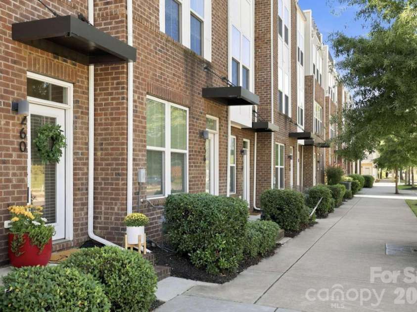 260 Parkwood Avenue, Charlotte, NC 28206.  MLS# CAR4423328, YatesRealty ID 50035. 