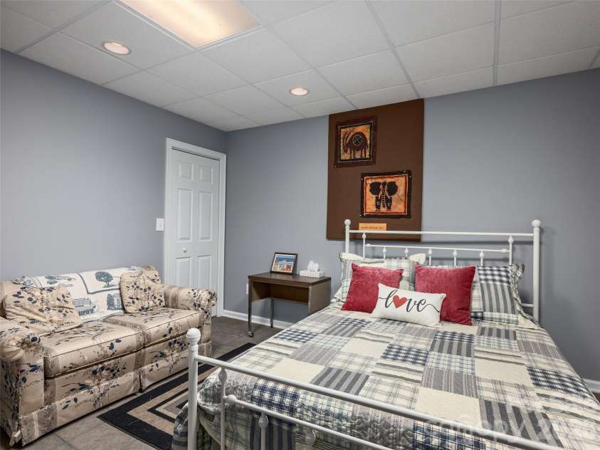 60 Beaumont Drive, Hendersonville, NC 28739.  MLS# CAR4423408, YatesRealty ID 50040. 