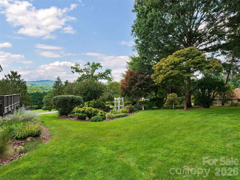 60 Beaumont Drive, Hendersonville, NC 28739.  MLS# CAR4423408, YatesRealty ID 50040. 