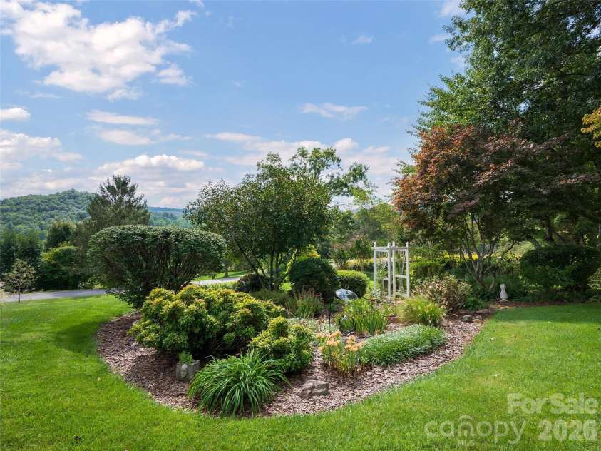 60 Beaumont Drive, Hendersonville, NC 28739.  MLS# CAR4423408, YatesRealty ID 50040. 