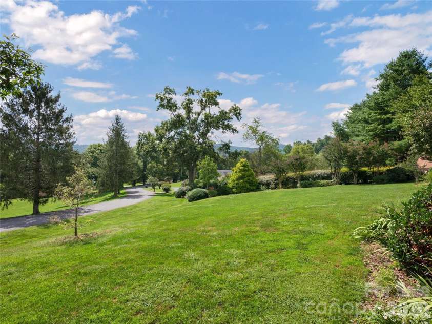 60 Beaumont Drive, Hendersonville, NC 28739.  MLS# CAR4423408, YatesRealty ID 50040. 