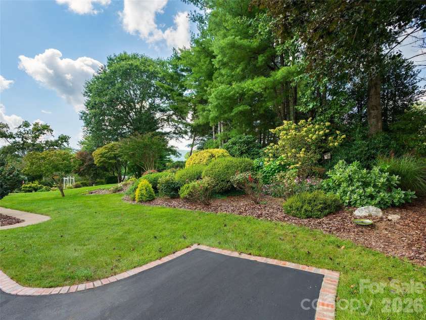60 Beaumont Drive, Hendersonville, NC 28739.  MLS# CAR4423408, YatesRealty ID 50040. 