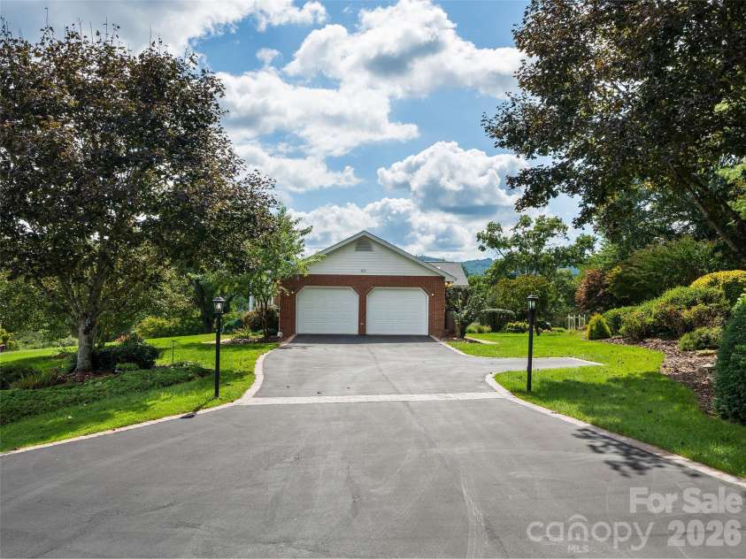60 Beaumont Drive, Hendersonville, NC 28739.  MLS# CAR4423408, YatesRealty ID 50040. 