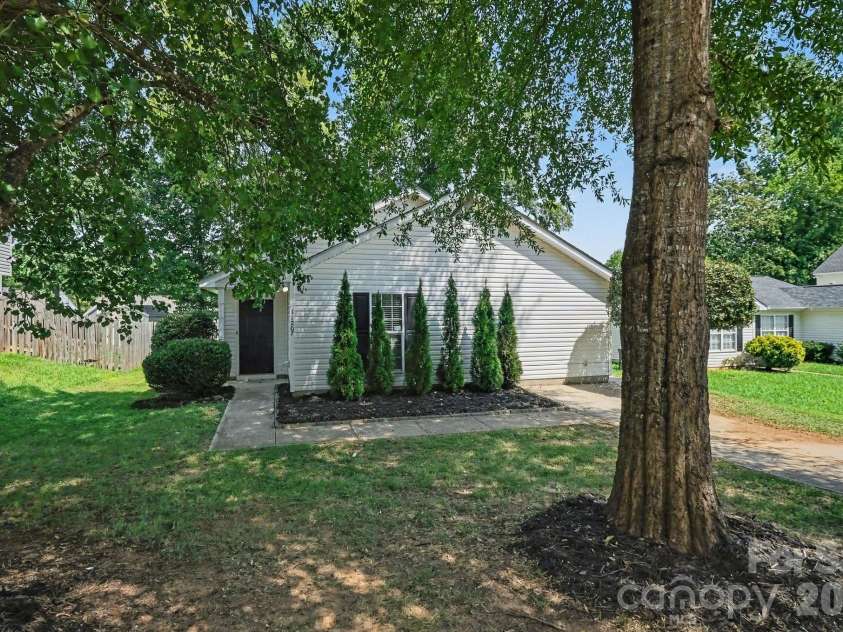 11207 Gold Pan Road, Charlotte, NC 28215.  MLS# CAR4422305, YatesRealty ID 50047. 