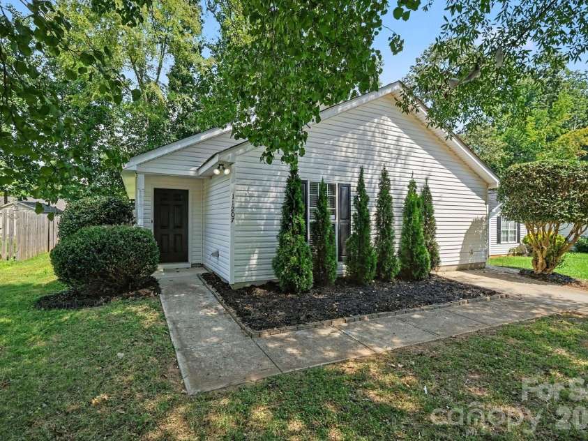 11207 Gold Pan Road, Charlotte, NC 28215.  MLS# CAR4422305, YatesRealty ID 50047. 