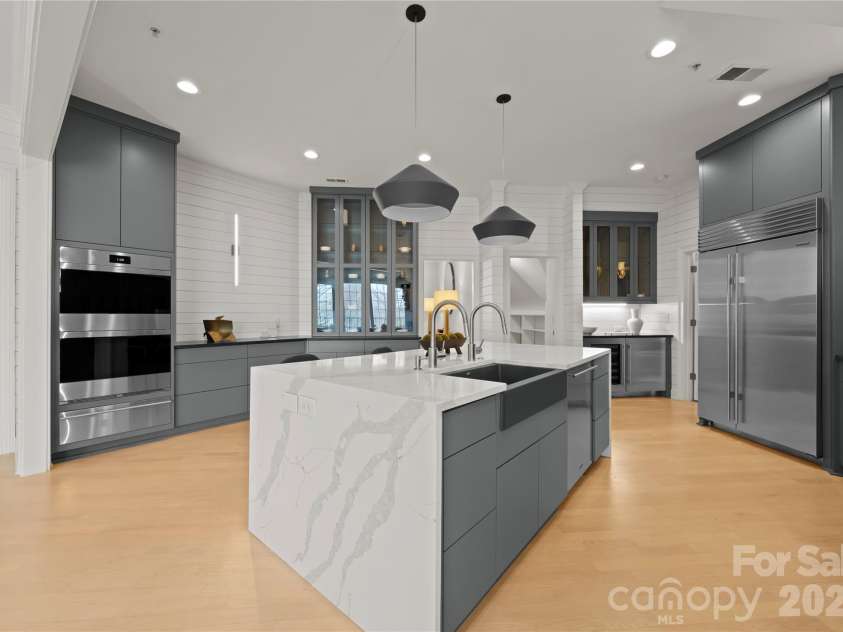 974 Queens Road, Charlotte, NC 28207.  MLS# CAR4413389, YatesRealty ID 50053. A Chef's dream - this sophisticated modern kitchen with large double wall ovens, oversized refrigerator/freezer, stainless steel appliances, glass-front display cabinets and professional 6 burner gas range top, combine bea