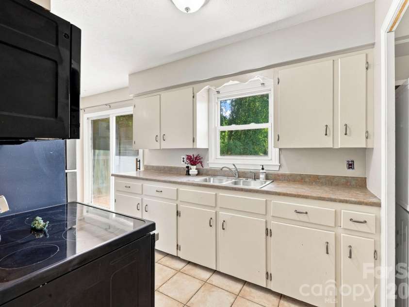 14 Indiana Avenue, Asheville, NC 28806.  MLS# CAR4401394, YatesRealty ID 50059. 