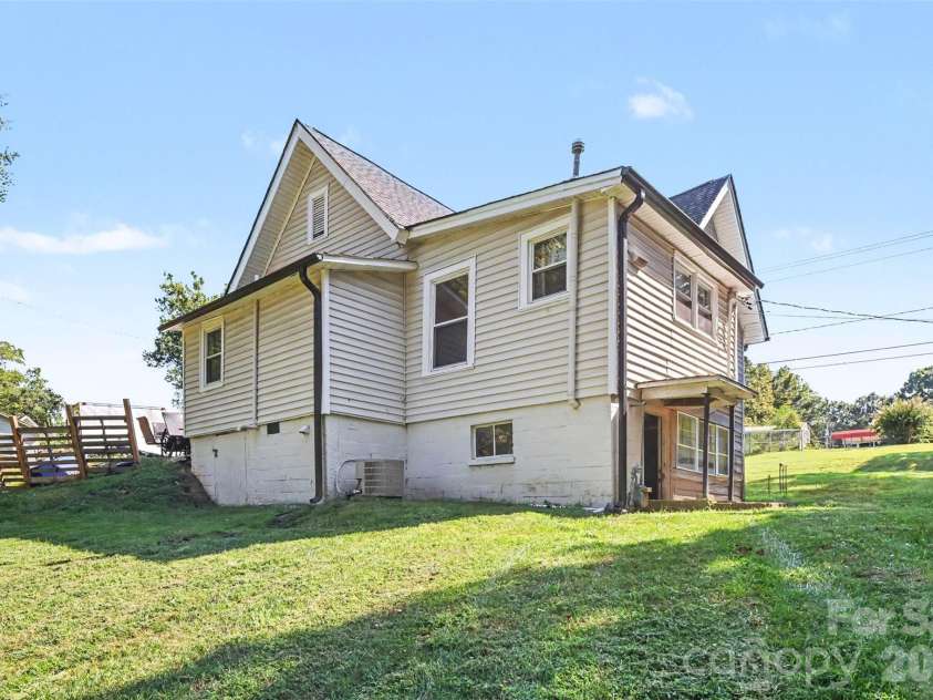 1104 7th Avenue, Gastonia, NC 28052.  MLS# CAR4422996, YatesRealty ID 50064. 
