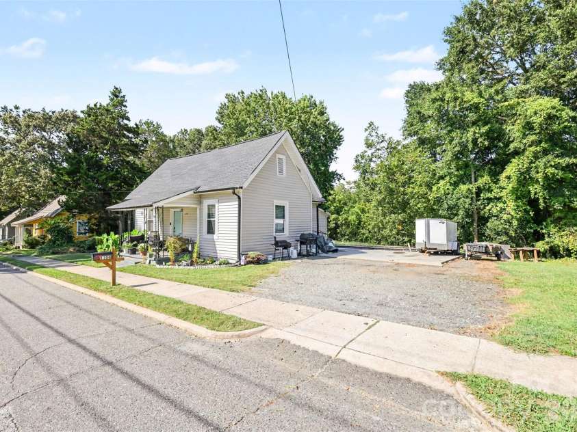 1104 7th Avenue, Gastonia, NC 28052.  MLS# CAR4422996, YatesRealty ID 50064. 