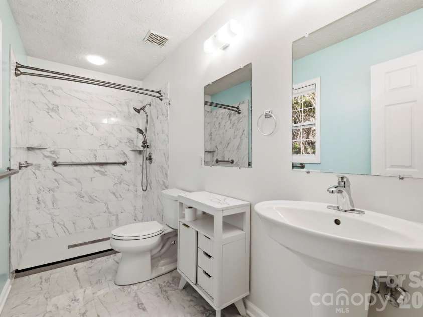 8A Bent Grass Court, Black Mountain, NC 28711.  MLS# CAR4422904, YatesRealty ID 50072. Primary Bathroom