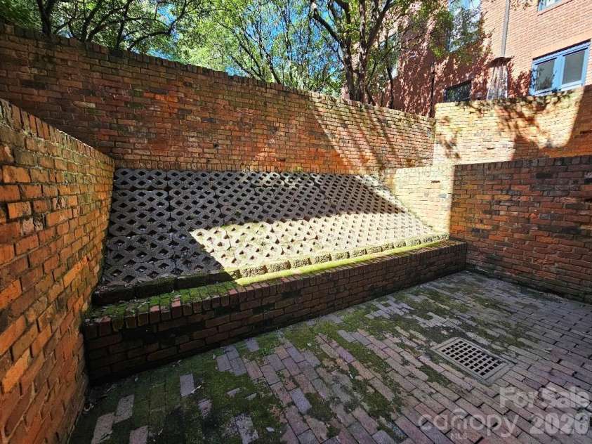 229 Poplar Street, Charlotte, NC 28202.  MLS# CAR4423707, YatesRealty ID 50073. 