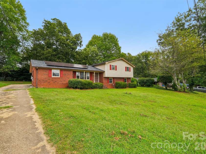 4036 Elizabeth Street, Hickory, NC 28601.  MLS# CAR4423673, YatesRealty ID 50094. 