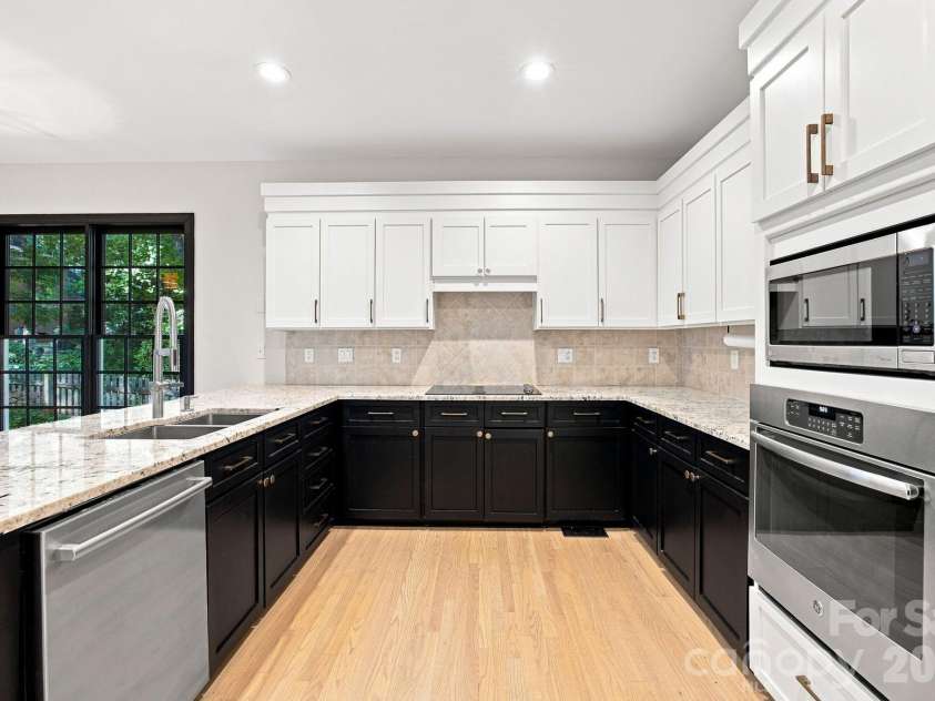 5111 Downing Creek Drive, Charlotte, NC 28269.  MLS# CAR4418841, YatesRealty ID 50096. 