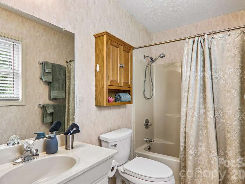 169 Highview Drive, Maggie Valley, NC 28751.  MLS# CAR4411083, YatesRealty ID 50102. Primary bath with tub/shower